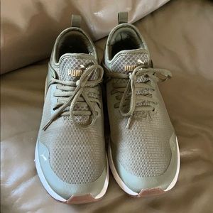 Women’s 8.5 Puma sneakers